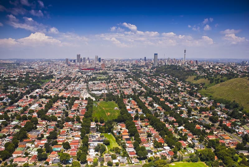 Johannesburg Ost mit CBD im Hintergrund lizenzfreie stockfotos Johannesburg Ost mit CBD im Hintergrund lizenzfreie stockfotos
