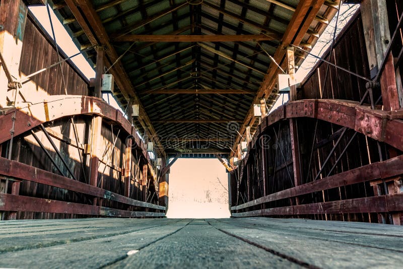 Umgekehrte Fachwerkbrucke Von Unterhalb Stockfoto Bild Von Eisenbahn Entfernt 50103802
