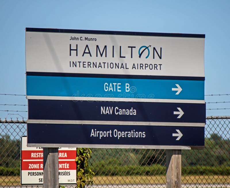John C Het Teken van Munro Hamilton International Airport Gate B stock afbeelding John C Het Teken van Munro Hamilton International Airport Gate B stock afbeelding