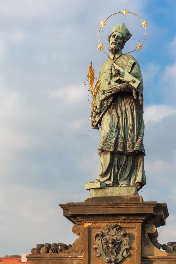 John de Nepomuk sur Charles Bridge à Prague, République Tchèque photographie stock libre de droits John de Nepomuk sur Charles Bridge à Prague, République Tchèque photographie stock libre de droits