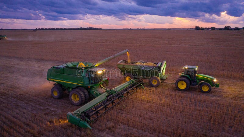 John deere kombajn w zachodzie słońca zdjęcie stock