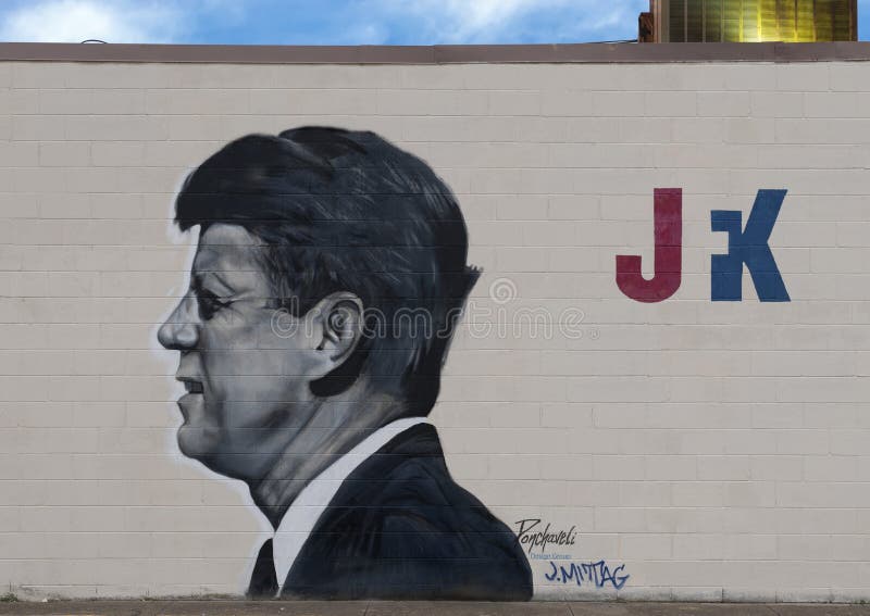 John F Pintura mural de Kennedy por Theo Ponchaveli e por Josh Mittag, Dallas, Texas fotografia de stock royalty free John F Pintura mural de Kennedy por Theo Ponchaveli e por Josh Mittag, Dallas, Texas fotografia de stock royalty free
