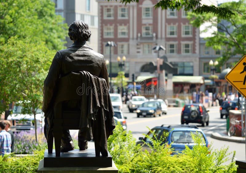 John Harvard Statue auf Harvard-Quadrat stockbild John Harvard Statue auf Harvard-Quadrat stockbild