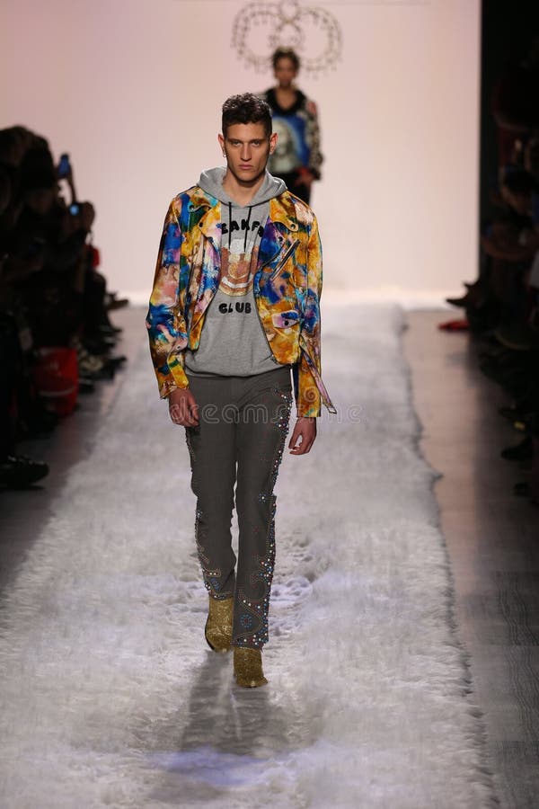 John Kolic geht die Rollbahn an der Jeremy Scott-Show stockfotos