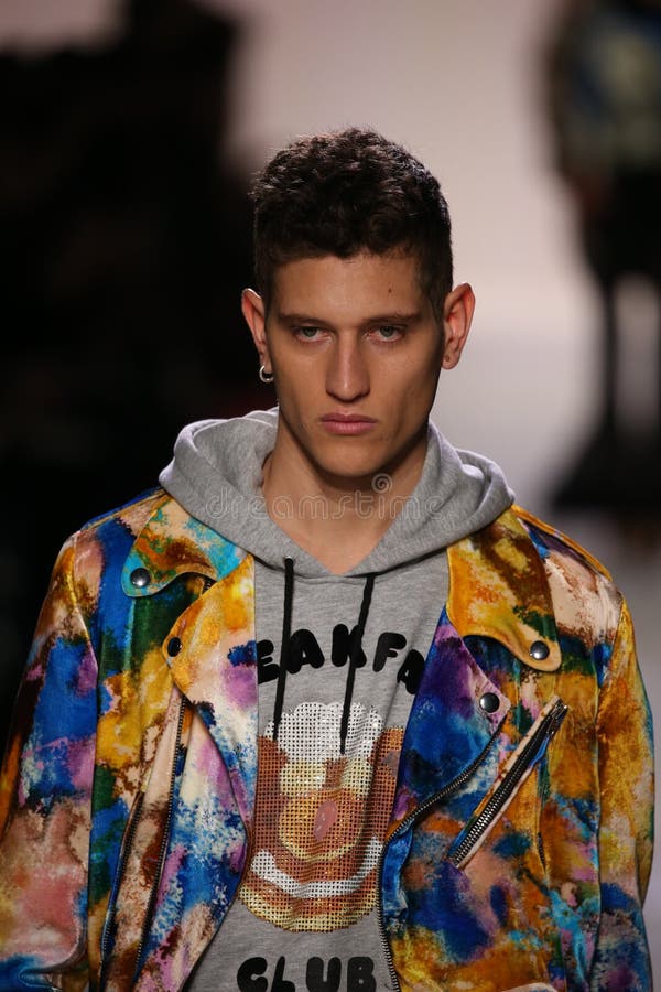 John Kolic geht die Rollbahn an der Jeremy Scott-Show lizenzfreies stockbild