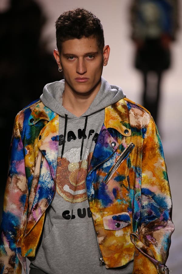 John Kolic geht die Rollbahn an der Jeremy Scott-Show stockfotografie