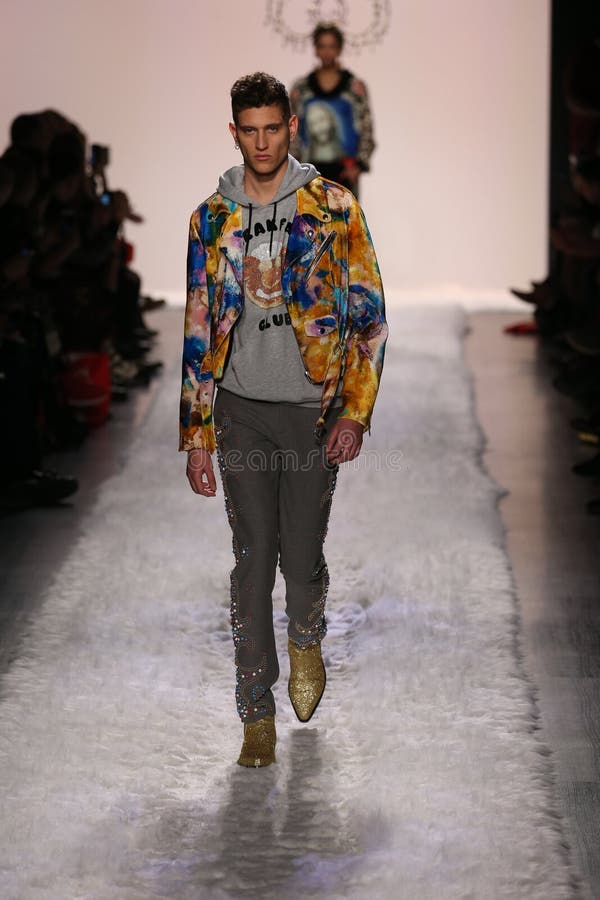 John Kolic geht die Rollbahn an der Jeremy Scott-Show lizenzfreie stockfotografie
