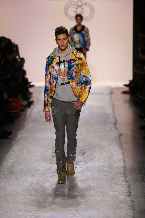 John Kolic betritt die Laufsteg bei der Jeremy Scott Show stockfotos