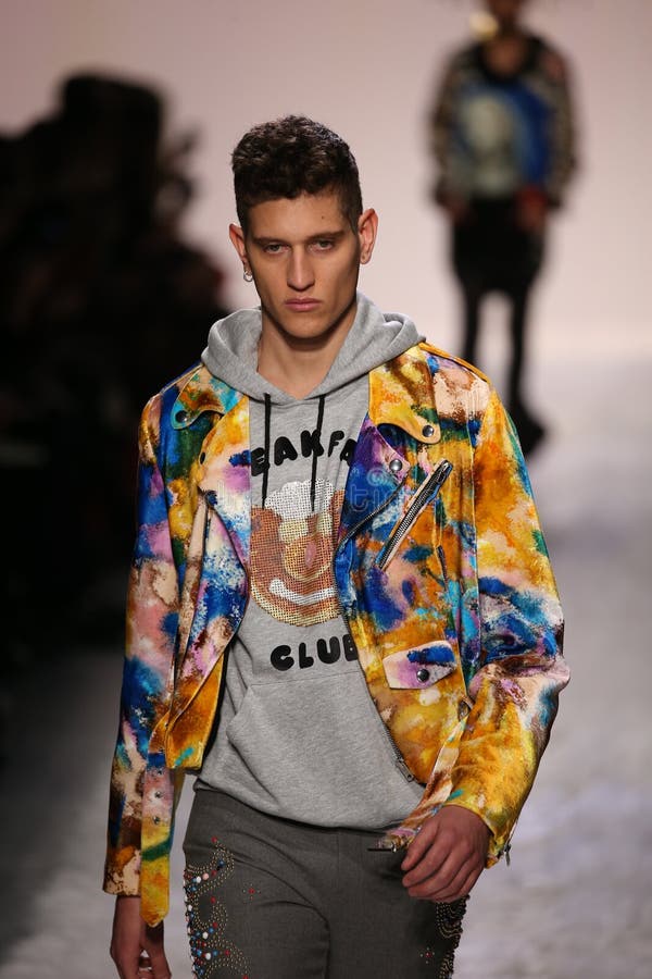 John Kolic betritt die Laufsteg bei der Jeremy Scott Show stockbilder