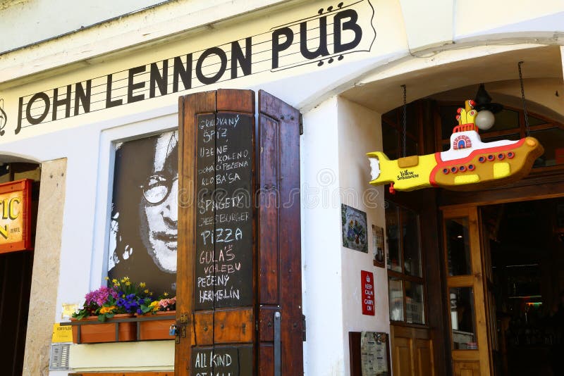 John Lennonbar in Praag redactionele stock afbeelding. Afbeelding