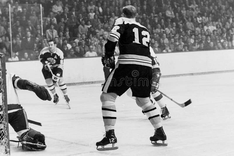 Johnny Bucyk och Wayne Cashman, Boston Bruins arkivbild Johnny Bucyk och Wayne Cashman, Boston Bruins arkivbild