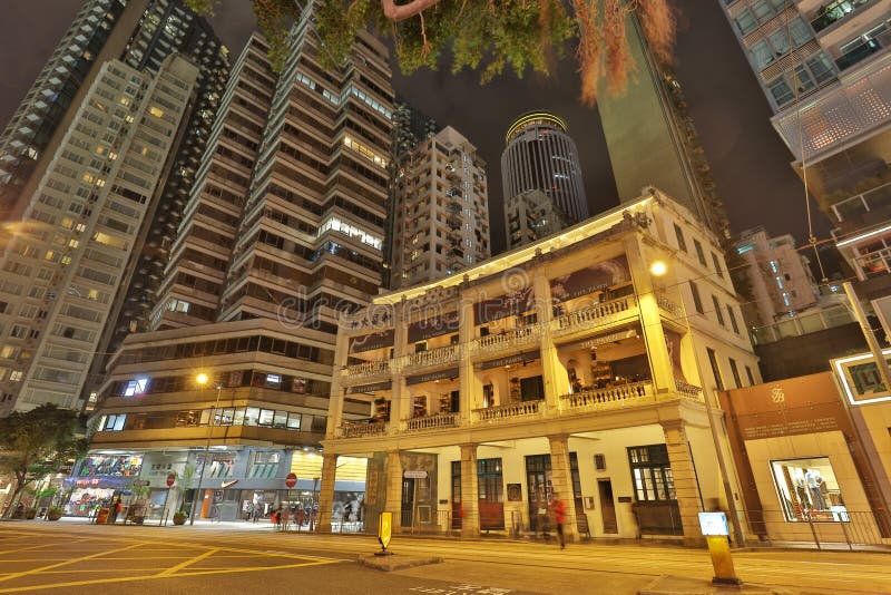 Johnston Road en la casa del viejo estilo de HK de la noche