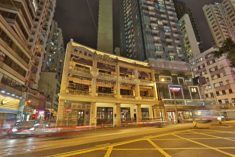 Johnston Road en la casa del viejo estilo de HK de la noche