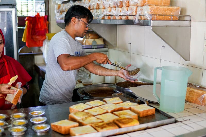 JOHOR MALAYSIA - FEBRUARI 2019: Arbetare som förbereder kacangpölbeställningen på den berömda Kacang pölhajien i Medan Selera Bom arkivfoton JOHOR MALAYSIA - FEBRUARI 2019: Arbetare som förbereder kacangpölbeställningen på den berömda Kacang pölhajien i Medan Selera Bom arkivfoton