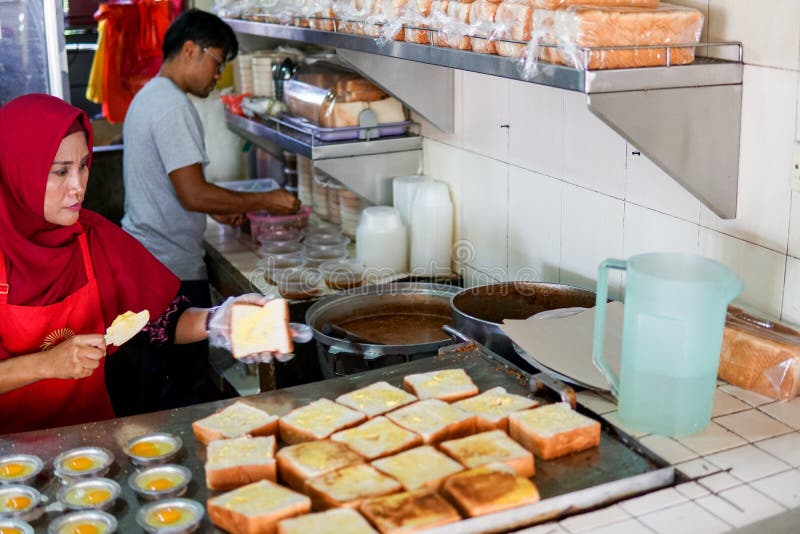 JOHOR, MALEISIË - FEBRUARI 2019: Arbeiders die de orde van de kacangpool voorbereiden bij de beroemde Kacang-Pool Haji in Medan S royalty-vrije stock fotografie JOHOR, MALEISIË - FEBRUARI 2019: Arbeiders die de orde van de kacangpool voorbereiden bij de beroemde Kacang-Pool Haji in Medan S royalty-vrije stock fotografie
