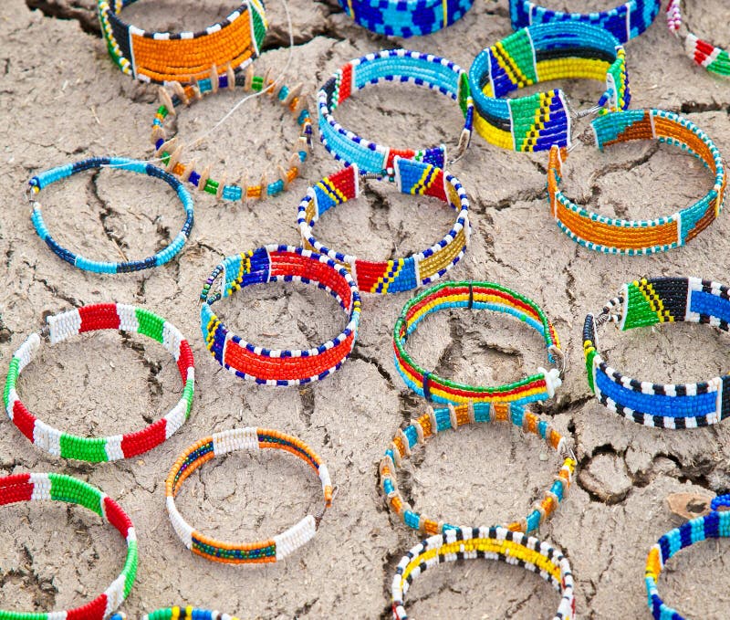 Joia tradicional do Masai no mercado da vila, Tanzânia imagem de stock royalty free Joia tradicional do Masai no mercado da vila, Tanzânia imagem de stock royalty free