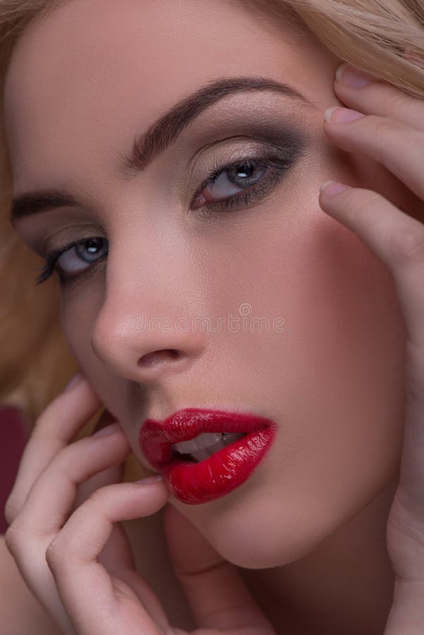 Joia vestindo loura maravilhosa foto de stock Joia vestindo loura maravilhosa foto de stock