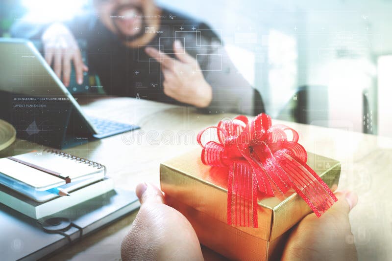 Joie de donner de Noël main créative de concepteur d'affaires donnant son collègue photos stock Joie de donner de Noël main créative de concepteur d'affaires donnant son collègue photos stock