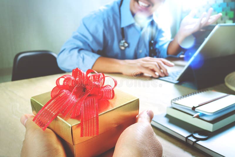 Joie de donner de Noël Main ou équipe patiente donnant un cadeau à l'étonné me image libre de droits Joie de donner de Noël Main ou équipe patiente donnant un cadeau à l'étonné me image libre de droits