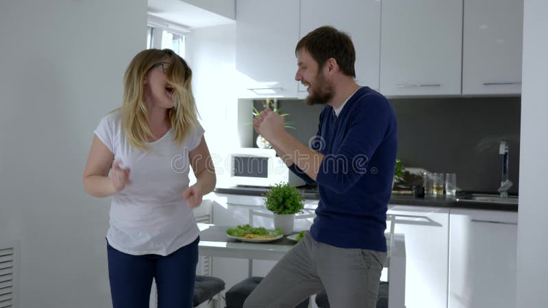 Joie folle, famille heureuse sautant avec bonheur et s'étreignant à la maison