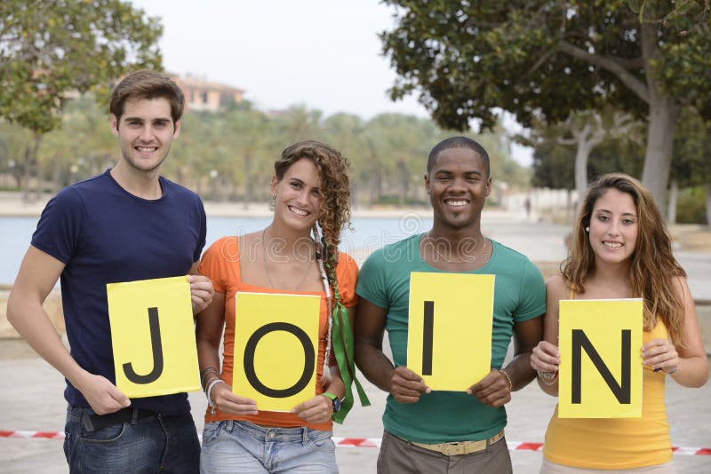 Gruppo eterogeneo di persone che si tengono per unirsi a segno.