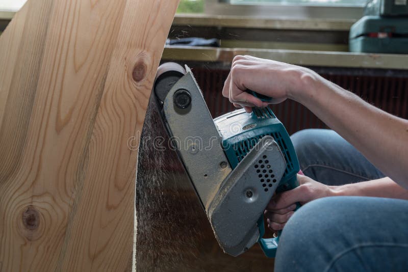 Joiner mleje z pasowym sander - zakończenie zdjęcie stock Joiner mleje z pasowym sander - zakończenie zdjęcie stock