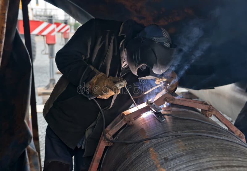 Jointing of large diameter pipes together using a chain of centralizer