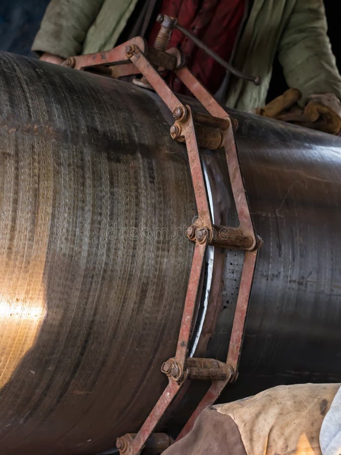 Jointing of Large Diameter Pipes Together Using a Chain of Centralizer