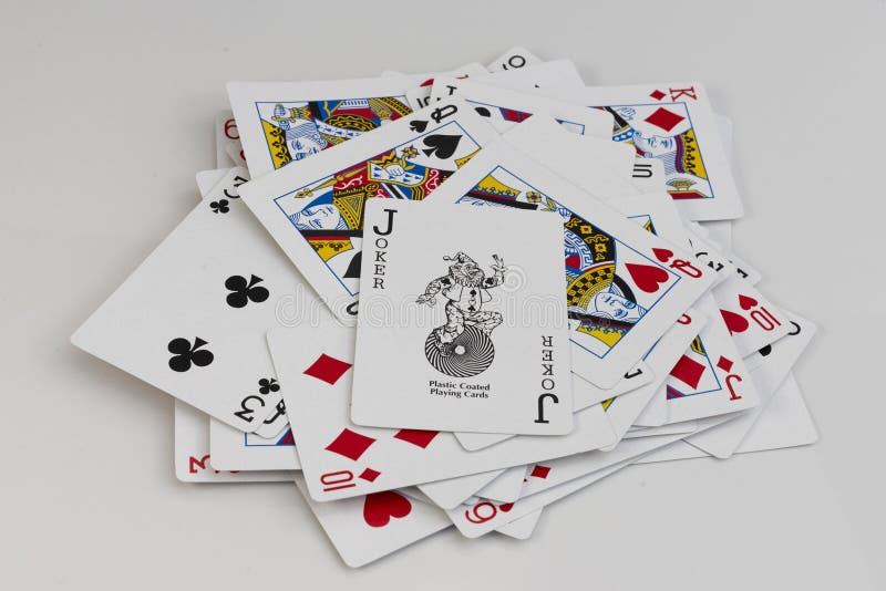 Joker na szczycie sterty kart do gry. Motyw gier kasynowych obrazy stock