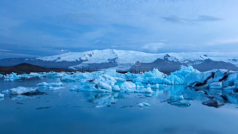 Jokulsarlon glaciärlagun i Island på natten med is som svävar i vatten arkivfoto Jokulsarlon glaciärlagun i Island på natten med is som svävar i vatten arkivfoto