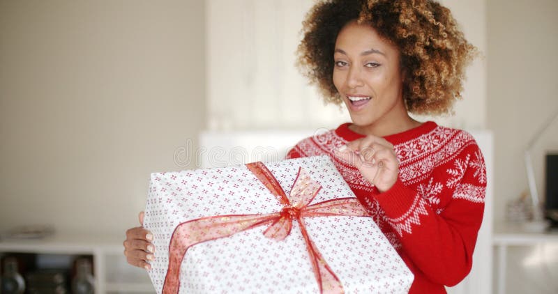 Joli cadeau de Noël d'ouverture de jeune femme clips vidéos