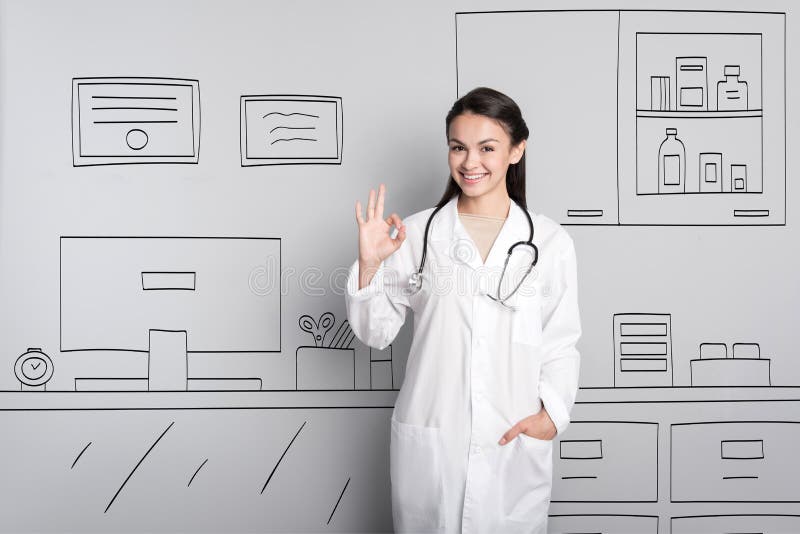 Joli docteur faisant un geste correct photographie stock libre de droits Joli docteur faisant un geste correct photographie stock libre de droits