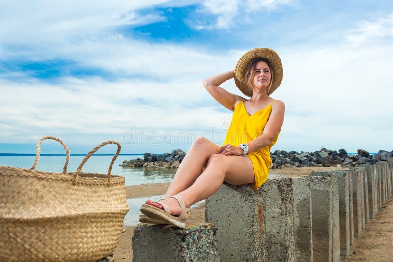 Joli femme sur la plage image libre de droits Joli femme sur la plage image libre de droits