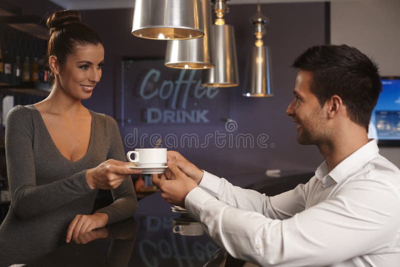 Joli homme d'affaires de portion de serveuse dans la barre photo libre de droits Joli homme d'affaires de portion de serveuse dans la barre photo libre de droits