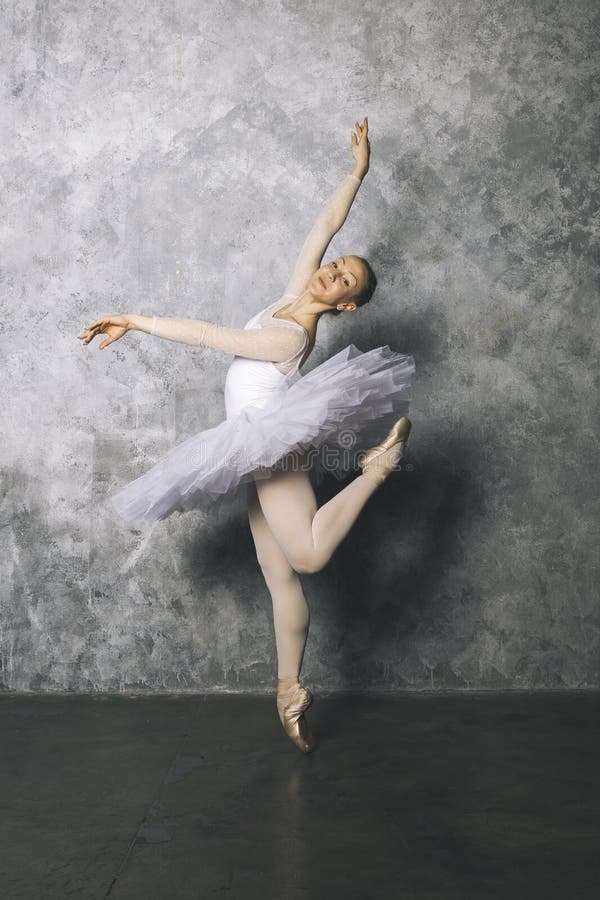 Joli jeune ballerine danseur de danse du ballet classique contre l'ancien mur rustique