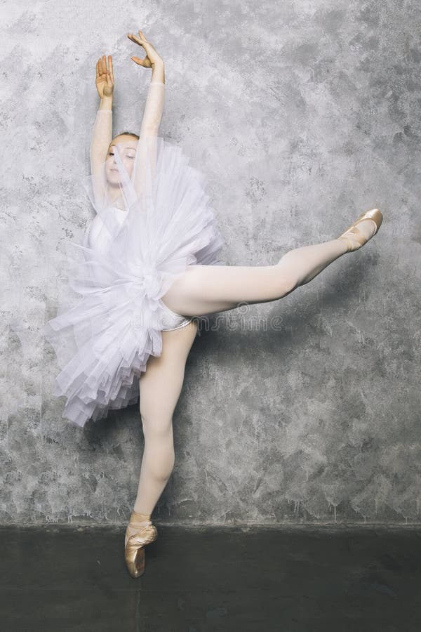 Joli jeune ballerine danseur de danse du ballet classique contre le mur rustique image libre de droits