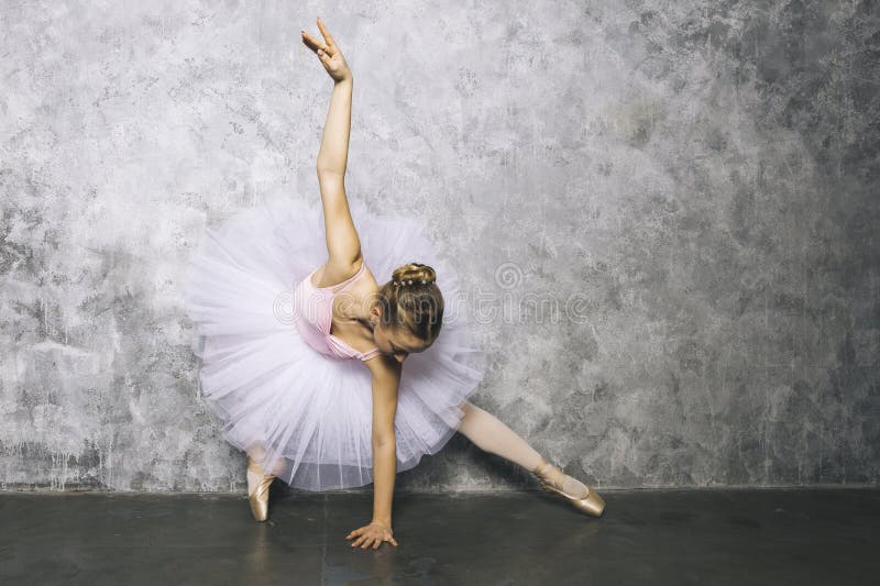 Joli jeune ballerine danseur de danse du ballet classique contre le mur rustique images stock