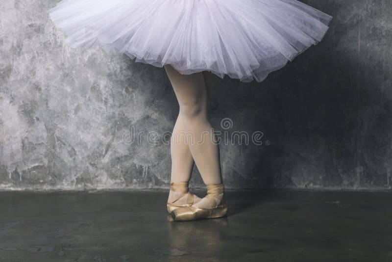 Joli jeune ballerine danseur de danse du ballet classique contre le mur rustique image libre de droits