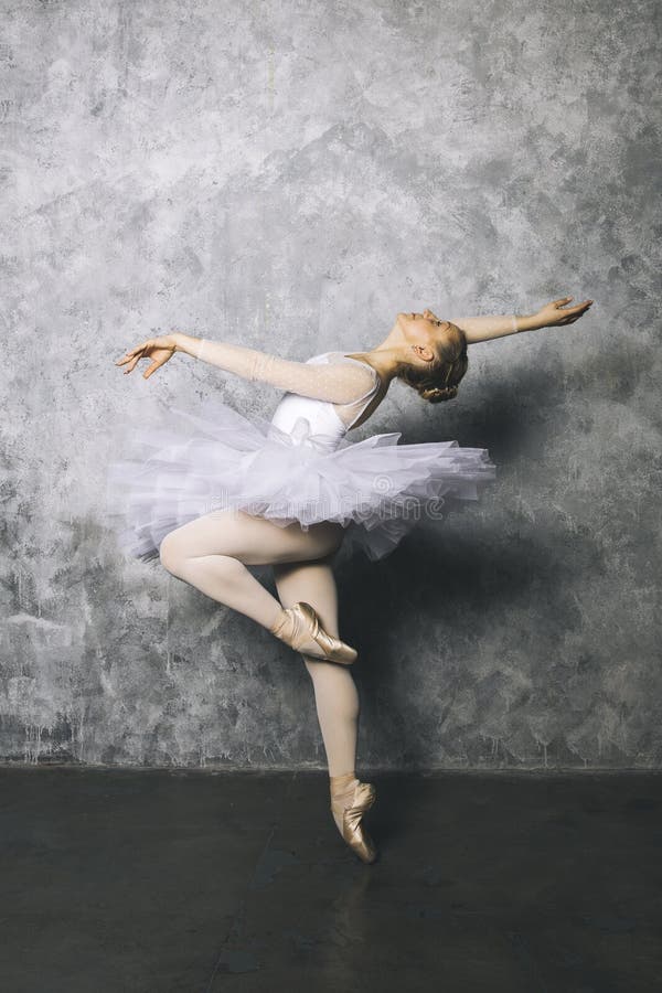Joli jeune ballerine danseur de danse du ballet classique contre le mur rustique photo stock