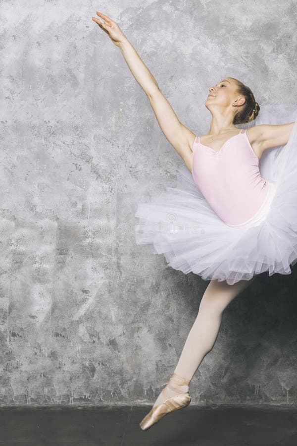 Joli jeune ballerine danseur de danse du ballet classique contre le mur rustique photographie stock