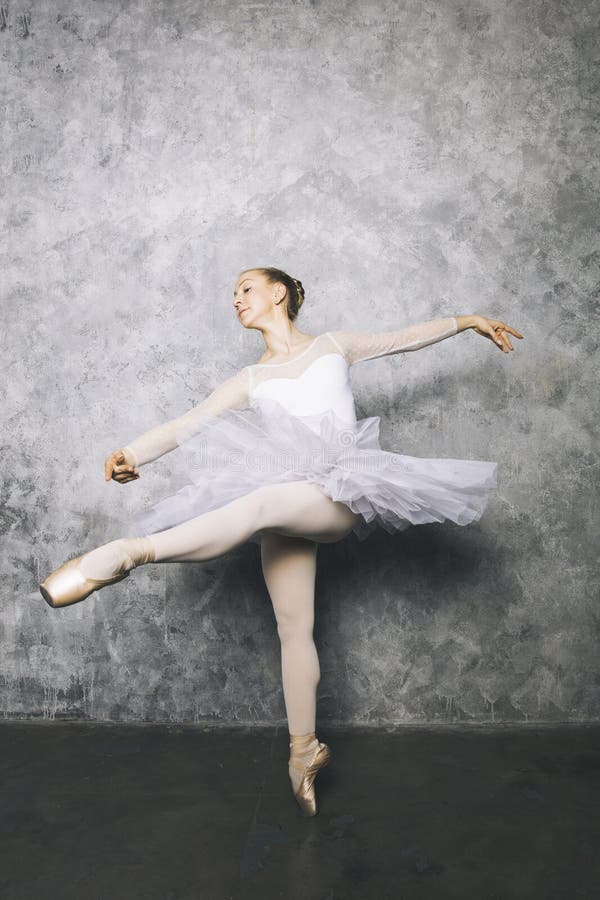 Joli jeune ballerine danseur de danse du ballet classique contre le mur rustique image stock