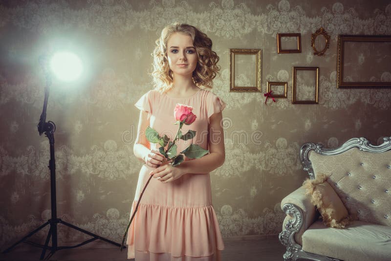 Joli portrait de femme dans l'intérieur léger photo stock Joli portrait de femme dans l'intérieur léger photo stock