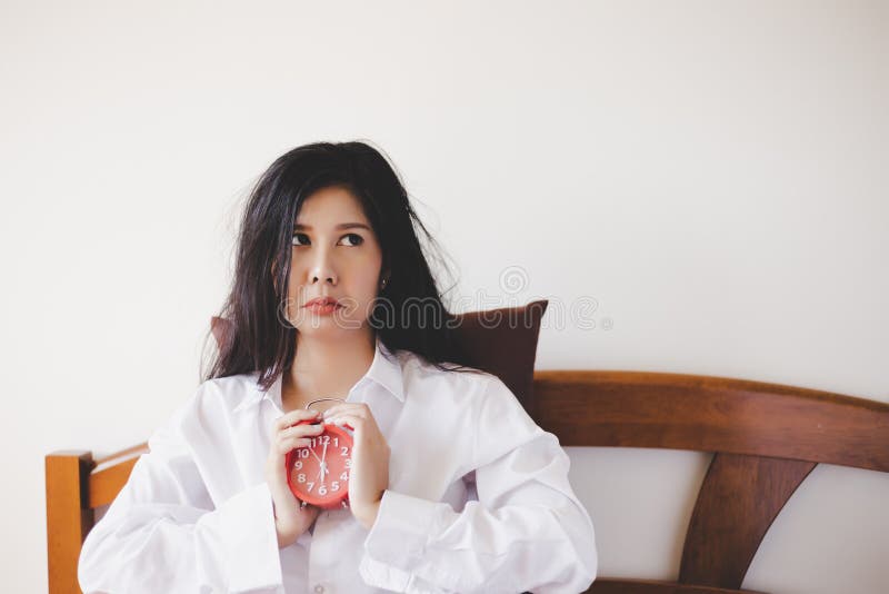 Joli sommeil asiatique de can’t de fille la nuit jusqu'au début de la matinée La femme magnifique de l'Asie devient malheureuse photos stock Joli sommeil asiatique de can’t de fille la nuit jusqu'au début de la matinée La femme magnifique de l'Asie devient malheureuse photos stock