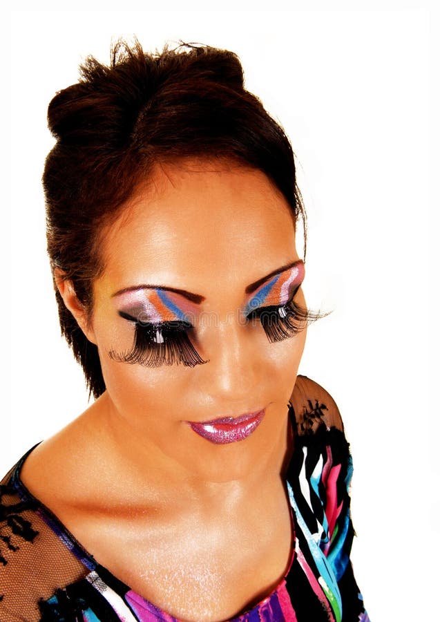 Joli visage. Un visage très joli d'une jeune femme avec le beau maquillage et de longues lèvres de cil et rouges dans une pousse de plan rapproché avec ses yeux fermés.