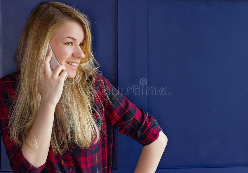 Jolie femme appelle quelqu'un par le téléphone portable tout en souriant image libre de droits Jolie femme appelle quelqu'un par le téléphone portable tout en souriant image libre de droits