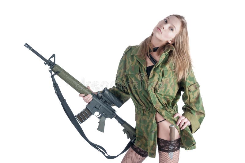 Jolie femme avec l'arme à feu et le couteau au-dessus du blanc photographie stock Jolie femme avec l'arme à feu et le couteau au-dessus du blanc photographie stock