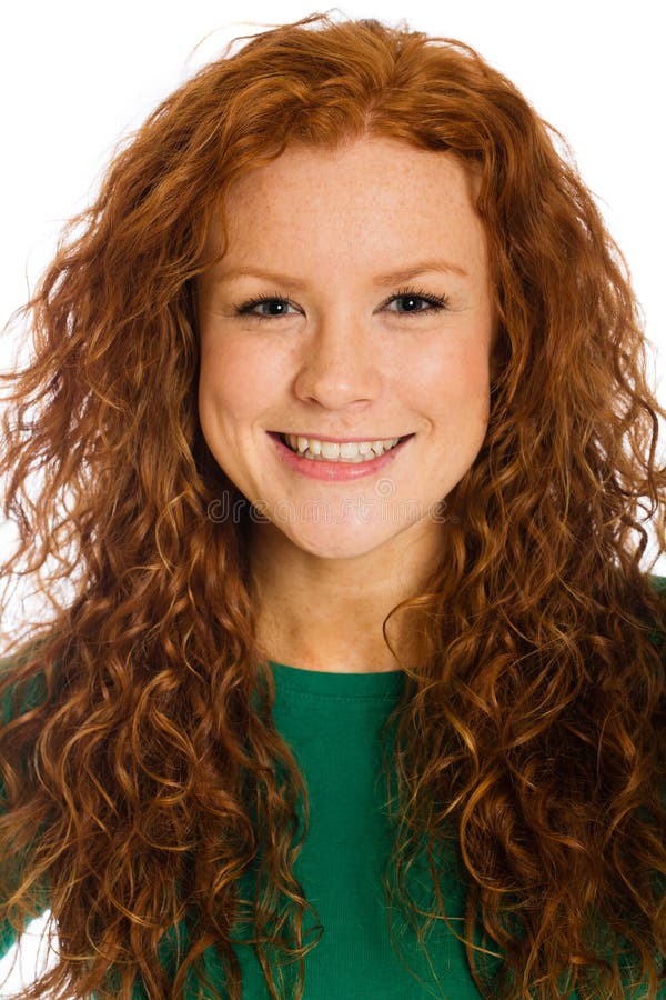 Jolie femme avec le cheveu et les taches de rousseur rouges photo stock Jolie femme avec le cheveu et les taches de rousseur rouges photo stock