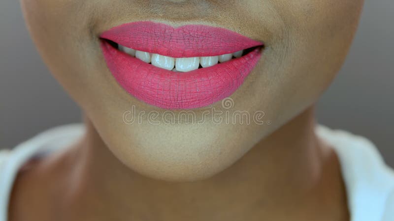 Jolie femme de couleur, rouge à lèvres mat rose