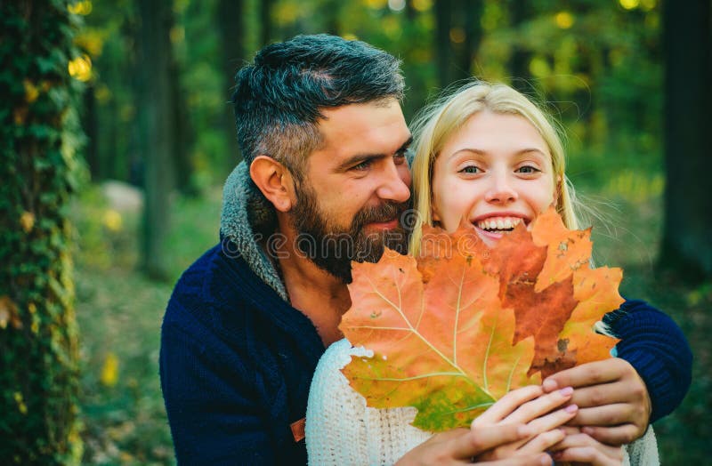 Jolie femme et beau homme marcher dans le parc et profiter de la belle nature d'automne extérieur l'atmosphère d'automne photographie stock libre de droits