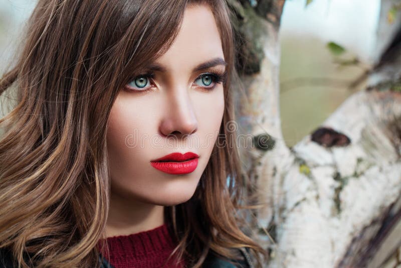 Jolie femme extérieure, beau visage femelle photographie stock libre de droits Jolie femme extérieure, beau visage femelle photographie stock libre de droits